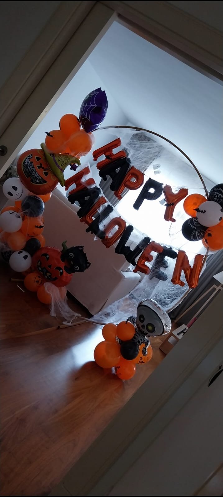 Decoración de evento con arco de globos